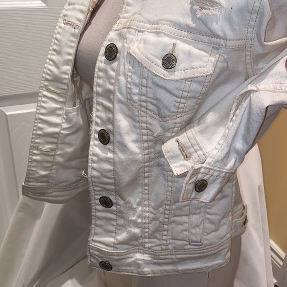 LIKE NEW white distressed denim jacket - Picture 4 of 4